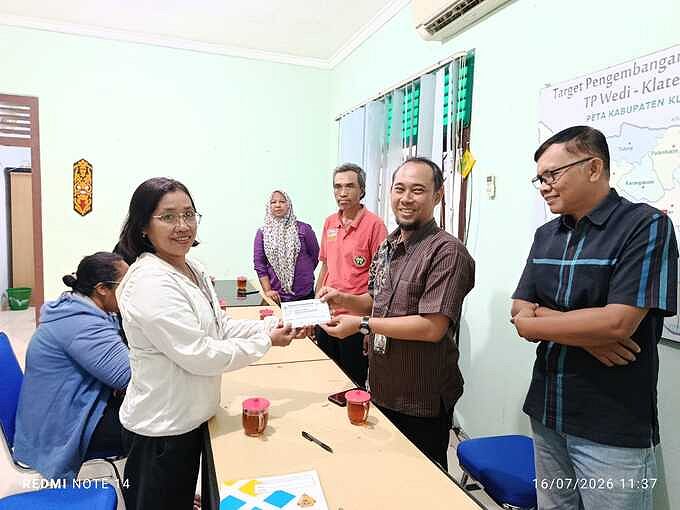 Peduli Kepada Anggota, CU Kridha Rahardja Salurkan Bantuan Pendidikan Untuk 18 Siswa